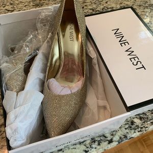 Nine West new in box metallic gold size 10 pumps